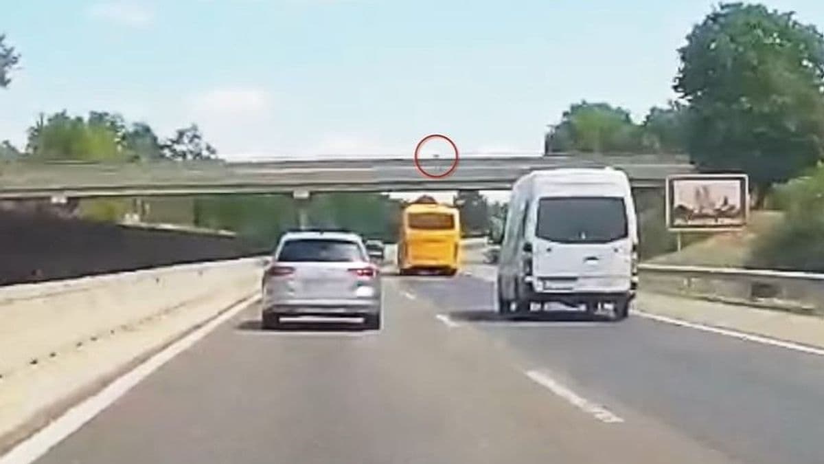 Súlyzót dobtak egy száguldó autó elé az M3-as autópályán + videó