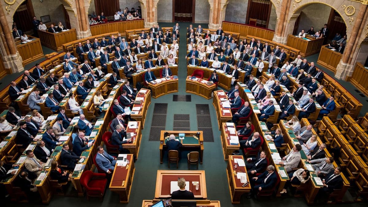 Alkotmánybírót választhat a parlament
