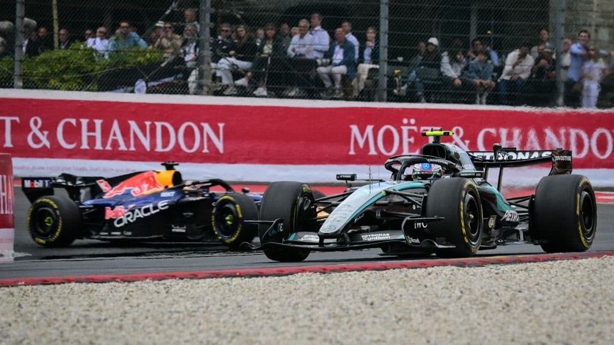 Forma–1: Hamilton elütött egy szerelőt, Mercedes-dráma az első körben + videó