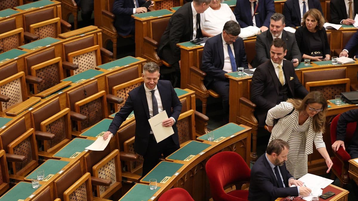 Furcsa közjáték az Országgyűlésben: Takács Péter jegyzeteitől hangos az ország + videó