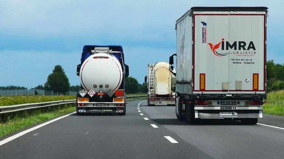 Régióssá szélesedő üzemanyagválság: újabb országban kérnek kormányzati segítséget a fuvarozók