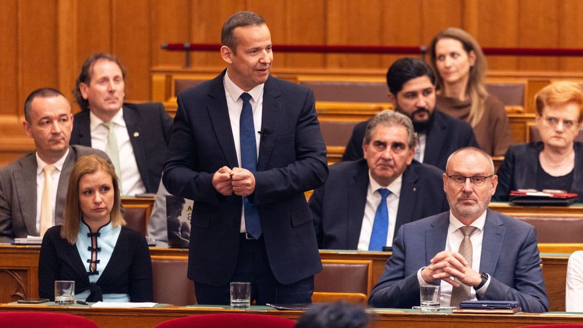 Kitiltották Toroczkai Lászlót a parlamenti ülésről, miután féregnek nevezte Magyar Pétert