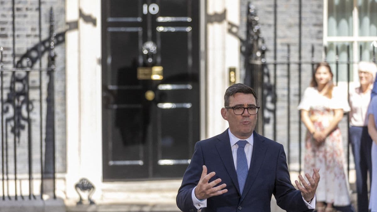 Rengeteg embert kirúgott már az első napján az új brit miniszterelnök – Andy Burnham tíz év alatt a hetedik kormányfő