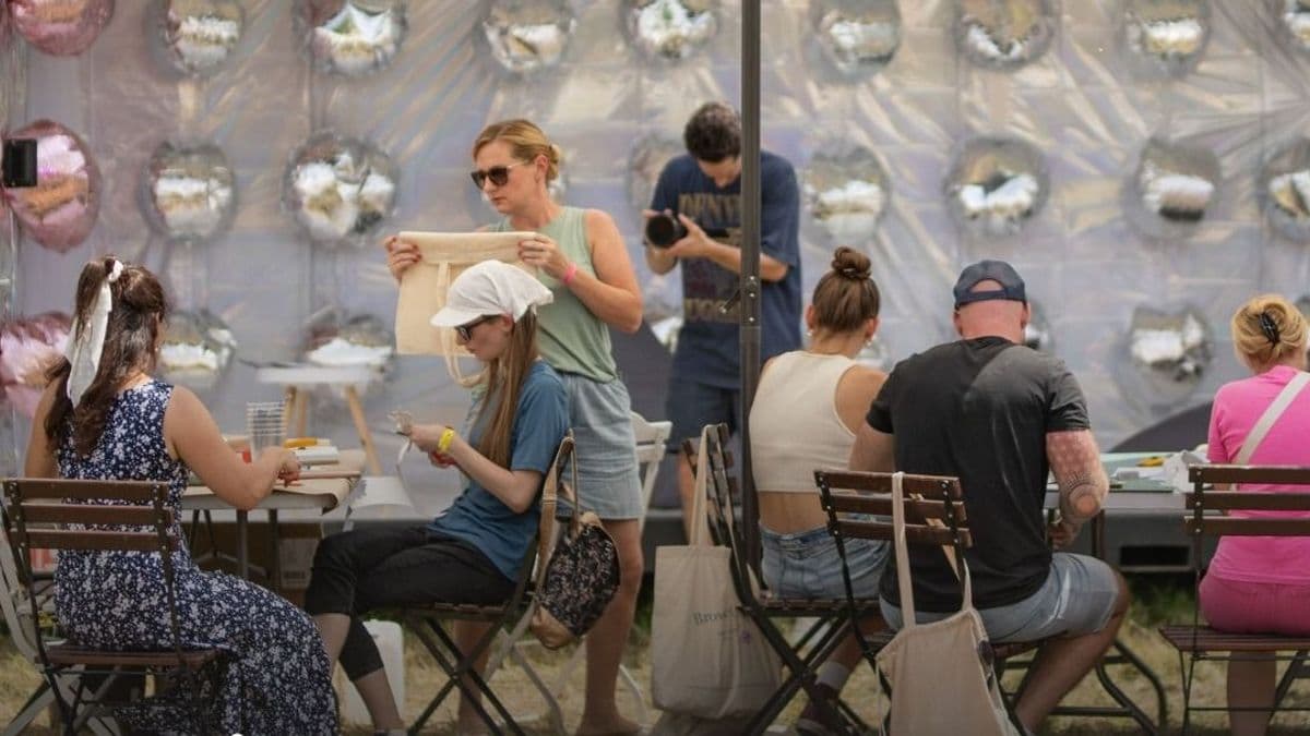 Földből kinövő szénagombolyag, vászontáska-workshop és kaleidoszkópkészítő műhely várja az érdeklődőket a Művészetek völgyében