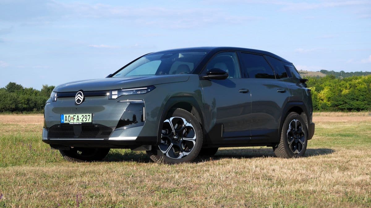 Nem drágább a kínaiaknál, és csak nevet az úthibákon ez a francia SUV - Citroen ë-C5 Aircross teszt