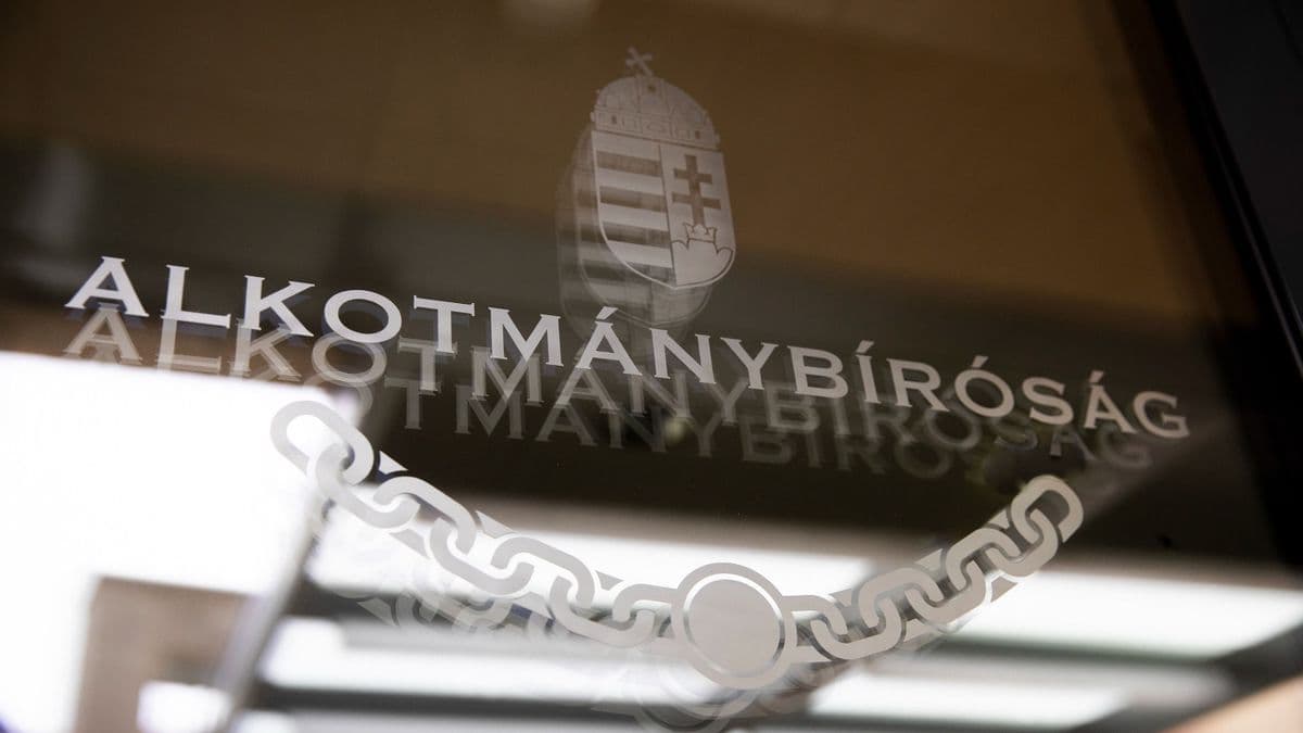 Kemény mondatok Magyar Péteréknek: Büntetéssel felérő alkotmánymódosítás, kommunista módszereket idéző megoldás