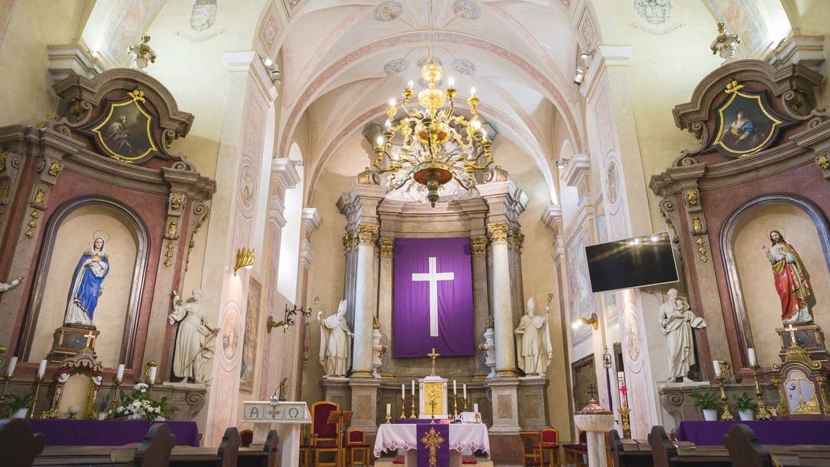 Frontális egyházellenes támadást indított a Tisza, Btk-val fenyegetnek papokat