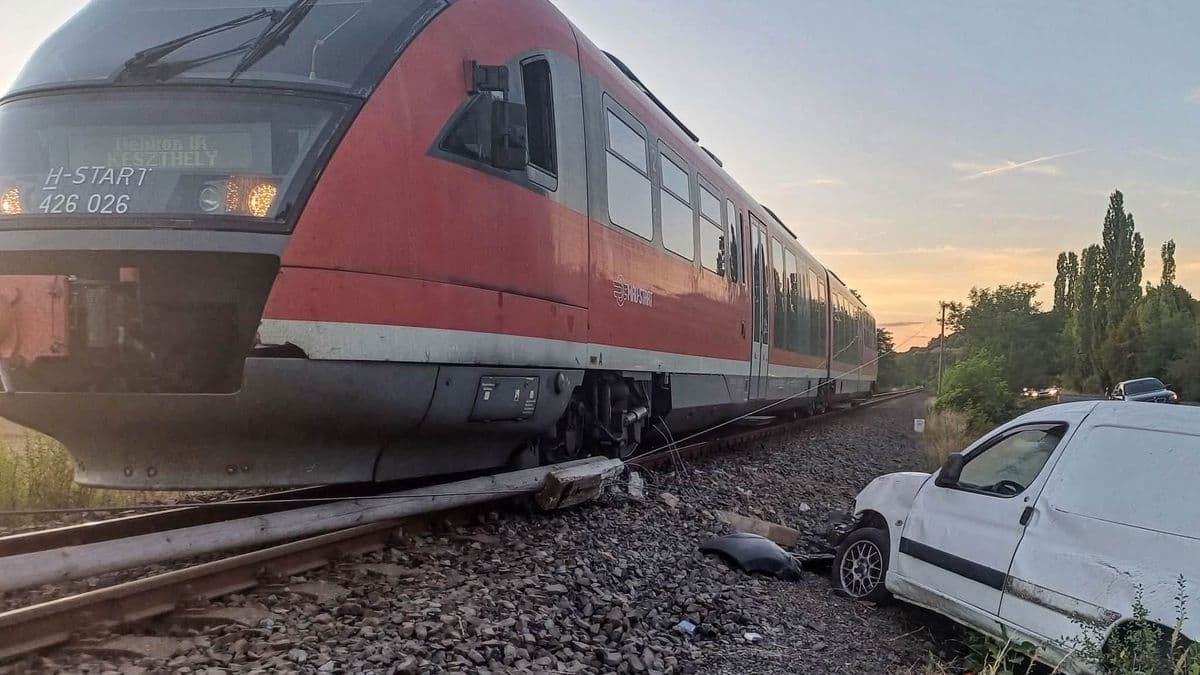 Ijesztő kép kering egy vonatbalesetről, pedig nem hajtott rá az autó a sínekre