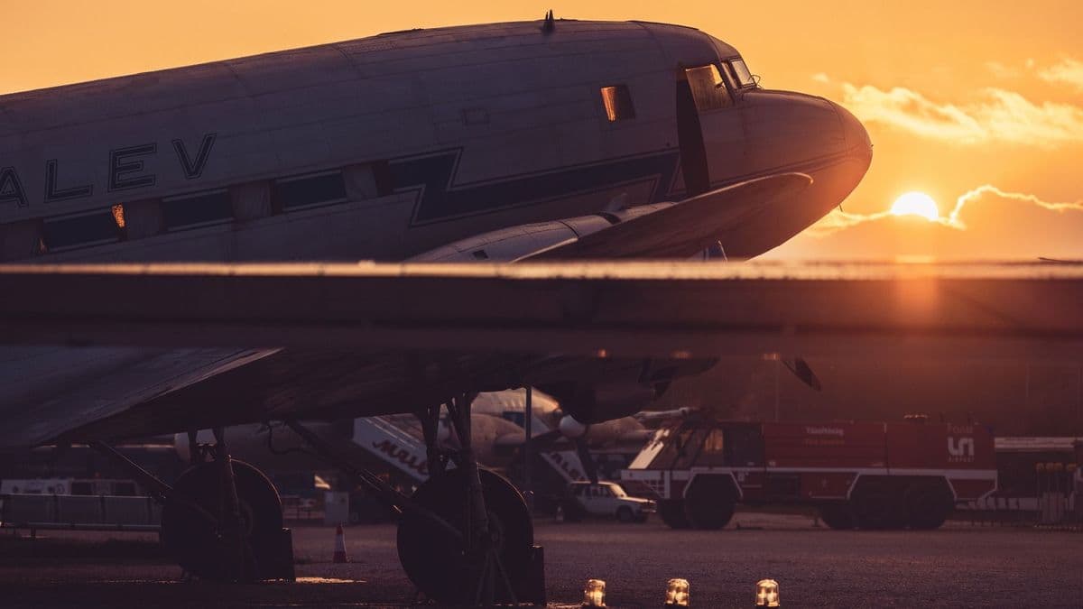 Repülőtéri járművek, oltimerek, kivilágított próbafülkék – szombaton rendezik meg A repülés éjszakáját az Aeroparkban