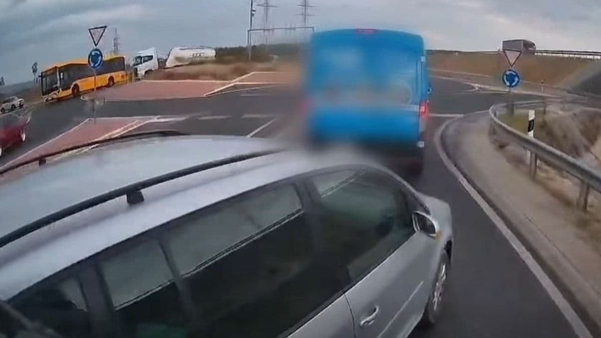 Meggondolta magát a körforgalomnál, a másik autó lökte odébb + videó