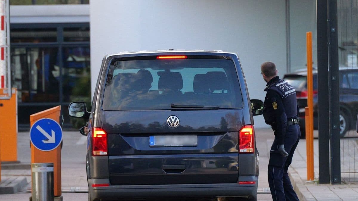 Drasztikus törvényjavaslat: bármikor hozzáférhetnének a lakossági telefonokhoz