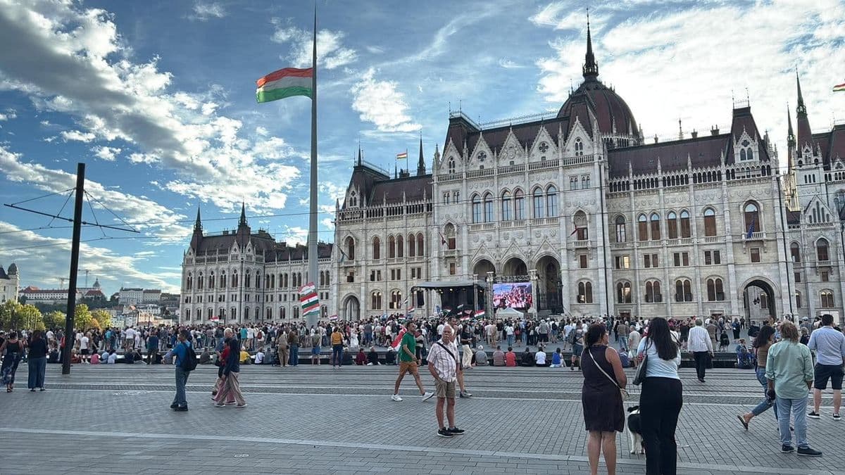 Kormányellenes tüntetés a Kossuth téren – nézze itt élőben!