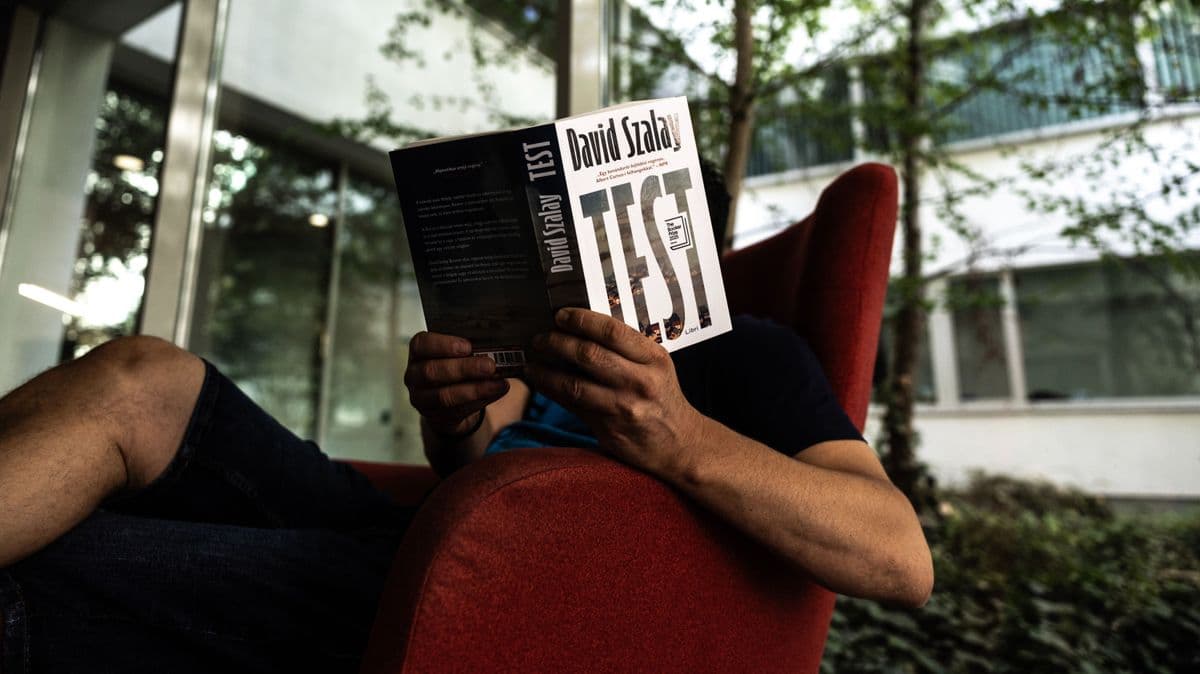 A redukció ereje, a szikárság határai – mit kezdjünk David Szalay Test című regényével?