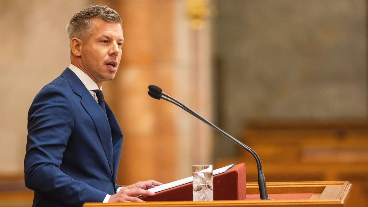 Újabb feszült parlamenti nap várható, ismét felszólal Magyar Péter