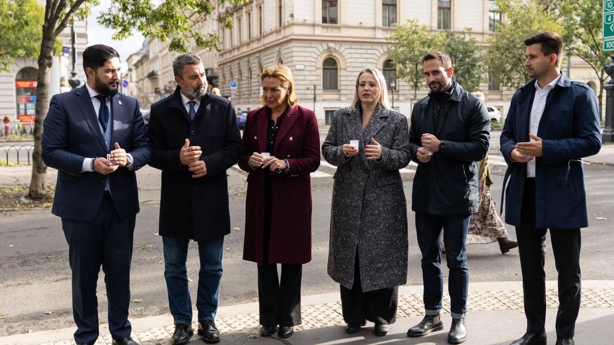 Gyertyagyújtással emlékeztek az 1956-os hősökre a Terror Házánál