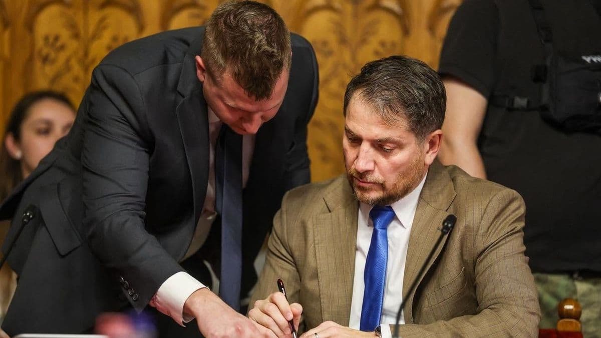 Kínos felvétel került elő a tiszás képviselőről, szerinte Dugovics Titusz az egri várból rántotta le a törököt