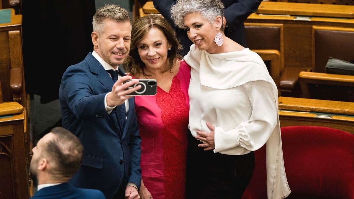 Magyar Péter Brüsszelből is a Hír TV-t támadja, miközben egy szivárványszervezet már elkezdte az iskolai érzékenyítést
