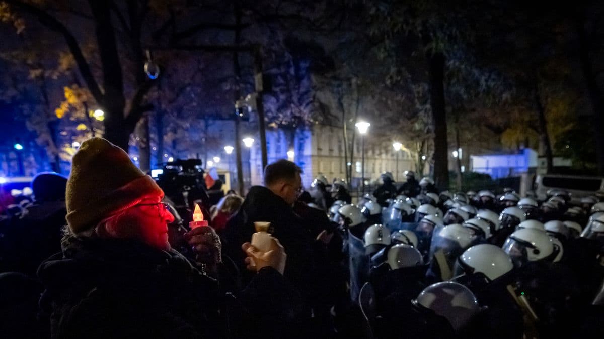 Lengyel puccskísérlet: Karol Nawrocki elnök maga tett rendet az Alkotmánybíróság épületében, de a politikai háború csak most kezdődik + videó