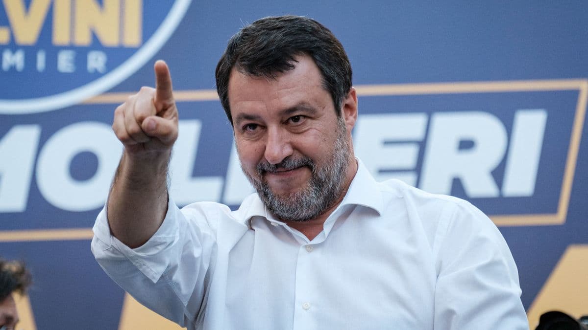 Salvini: Le kell állítani a pénz és fegyverek küldését Kijevbe