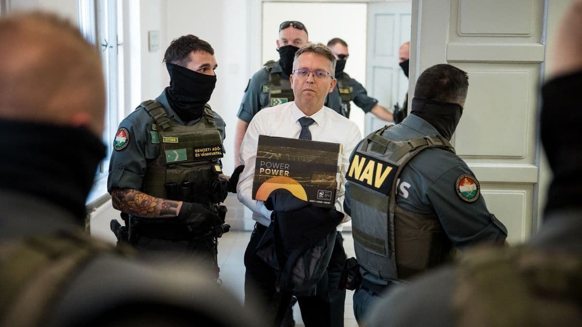 Börtönben marad Hankó Balázs, meghosszabbították a letartóztatását