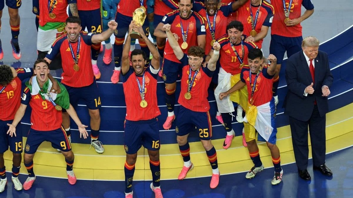 Trump előbb együtt ünnepelt a vb-győztessel, majd kíméletlenül lesújtott a spanyol hősökre