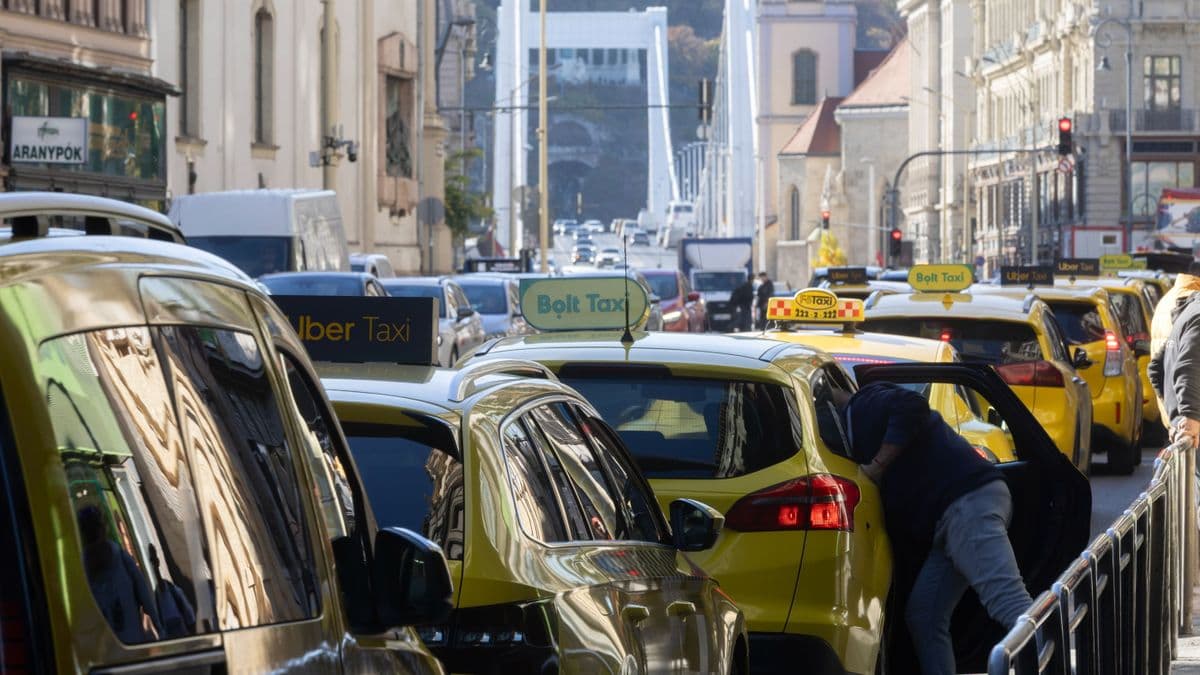 Rossz hír az utasoknak: változhat a reptéri taxizás