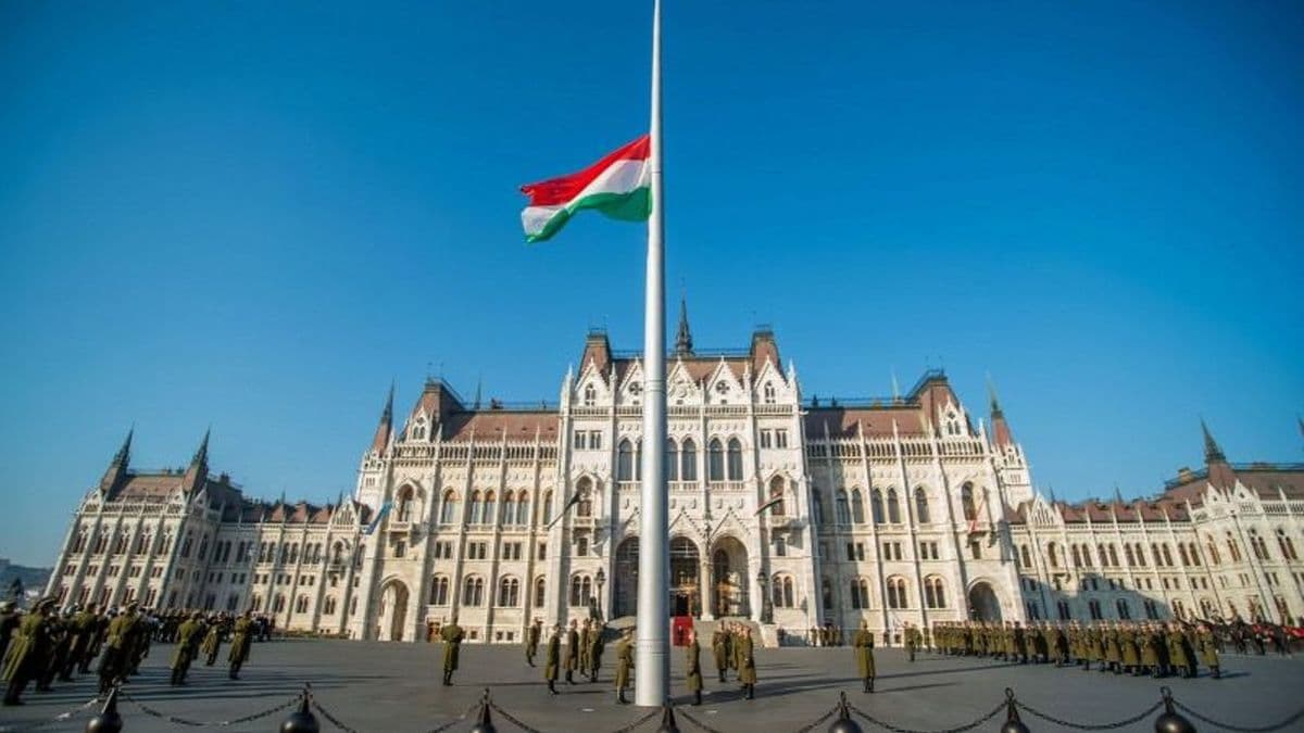 Demokrácia napja igen, magyar királyság nem – két népszavazási kérdésről határoztak