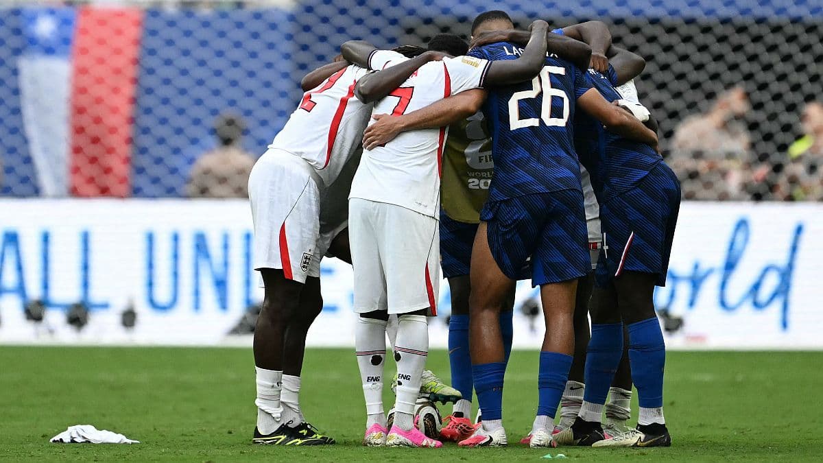 Megindító jelenet a bronzmeccsen: együtt imádkozhattak az angol és francia focisták