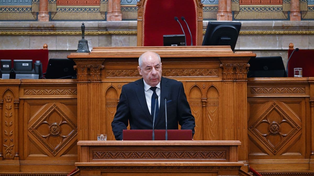 Sulyok Tamás aláírta az Alaptörvény 17. módosítását
