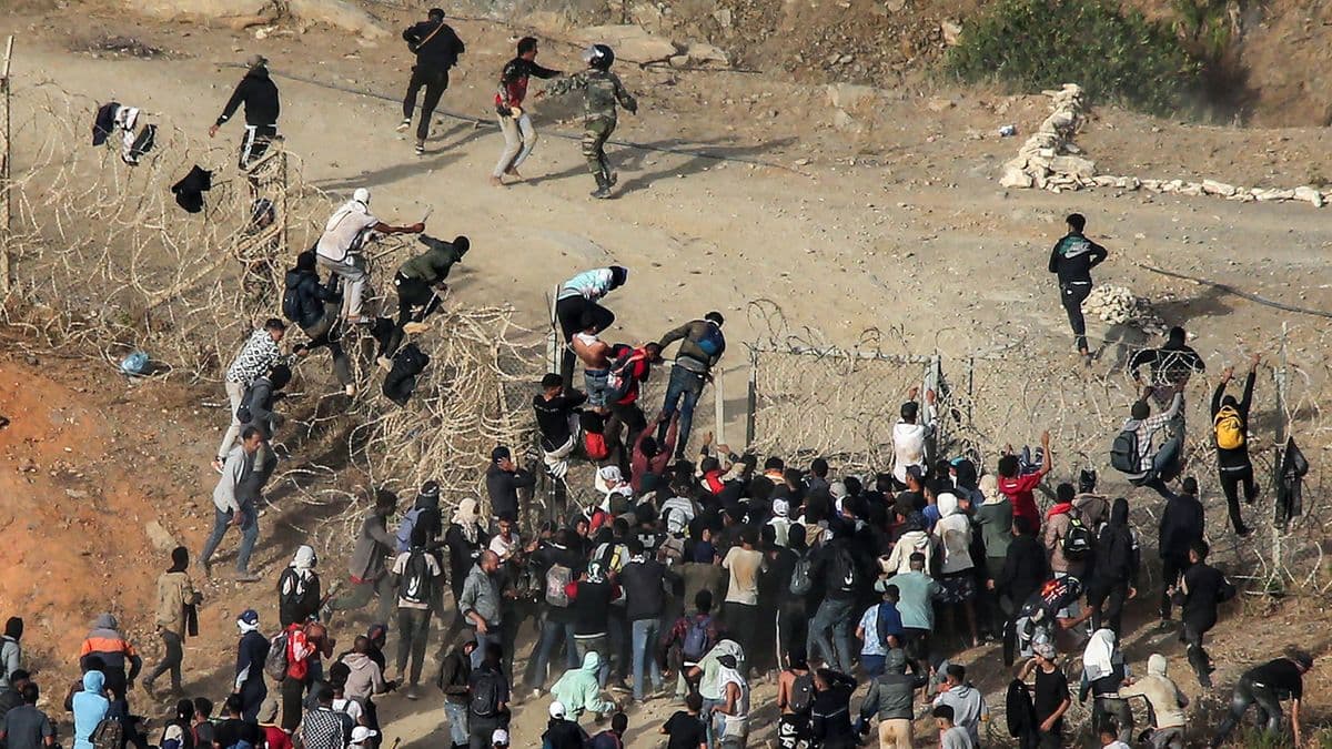 A spanyol enklávét elárasztják a tengeren érkező migránsok