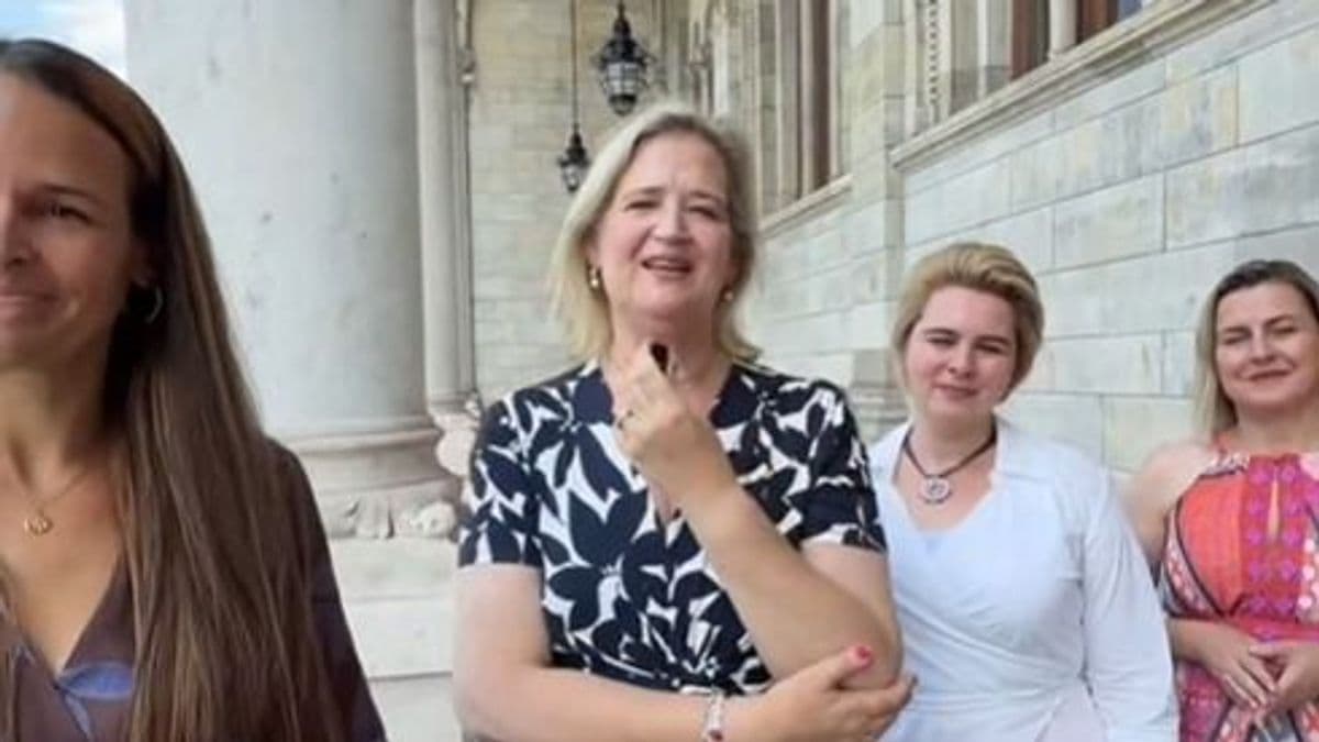 Sorsfordító áldozatot hoztak a Tisza Párt képviselői: koszos autóval és lekapcsolt villanyokkal mentették meg a hazát (VIDEÓ)