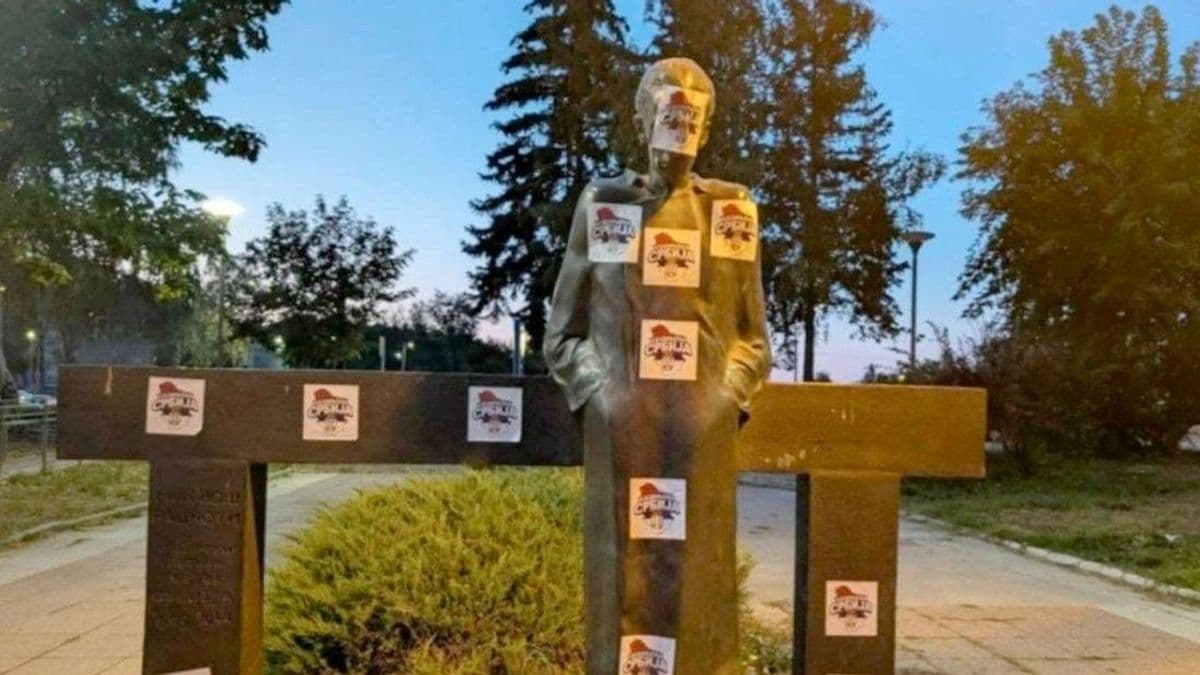 Megrongálták Radnóti Miklós szobrát a szerbiai Borban