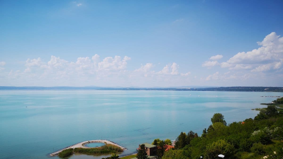 Folyik a pénz: 650 milliárd forint kell a víziközmű-hálózat fejlesztésére a Balatonnál, és ebben nincs benne a tulajdonosok kárpótlása
