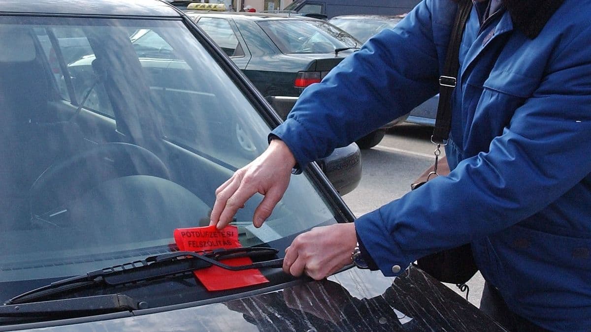 Mit csinálnak ezek a parkolóőrök? Hiába volt érvényes jegye, kétszer is megbüntették a külföldi autóst Kaposváron