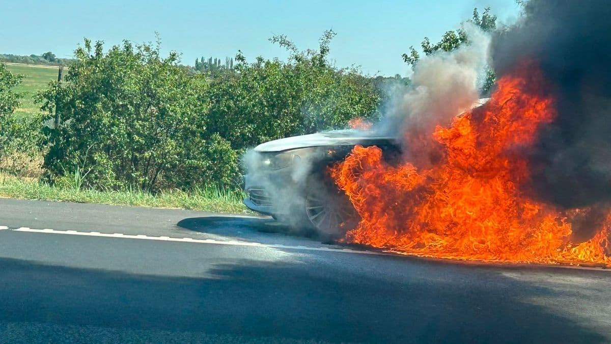 Brutális lángokkal ég egy autó az M7-esen – itt kell lassulásra számítani