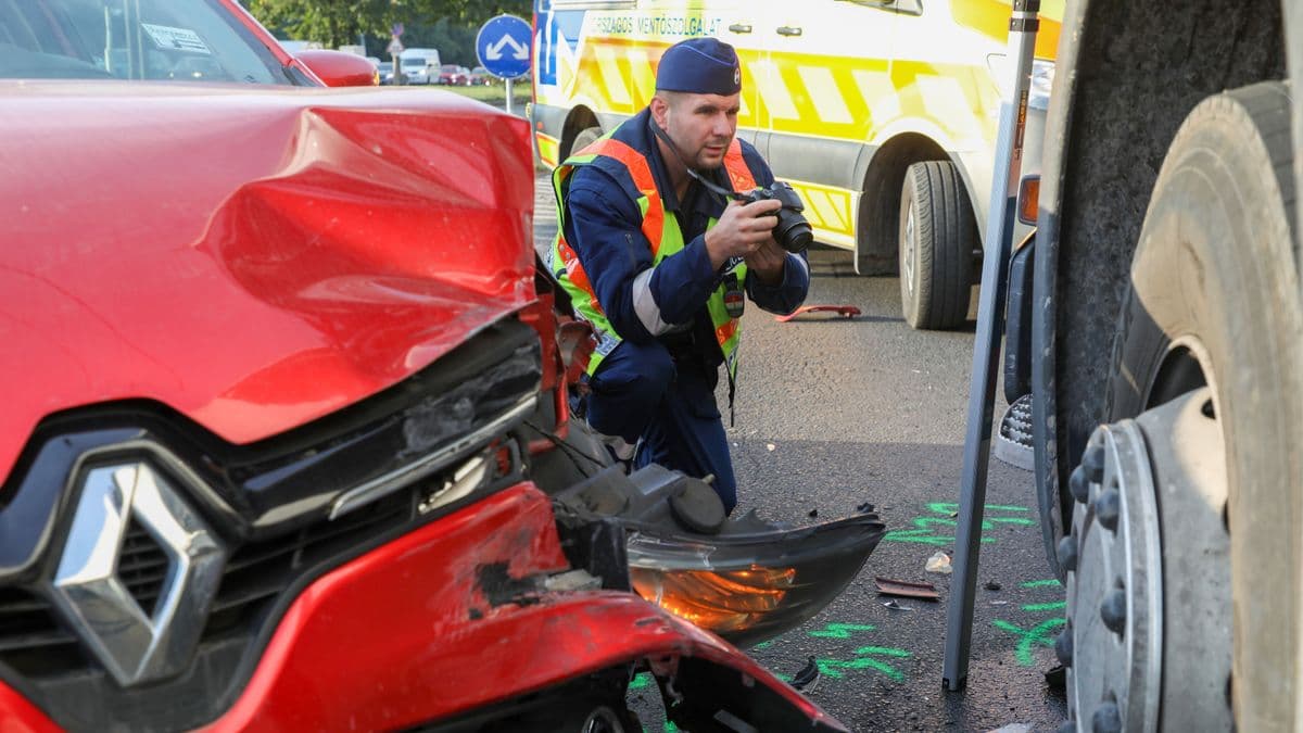 Egymásnak csapódott két autó Kaposváron, le kellett zárni a félpályát