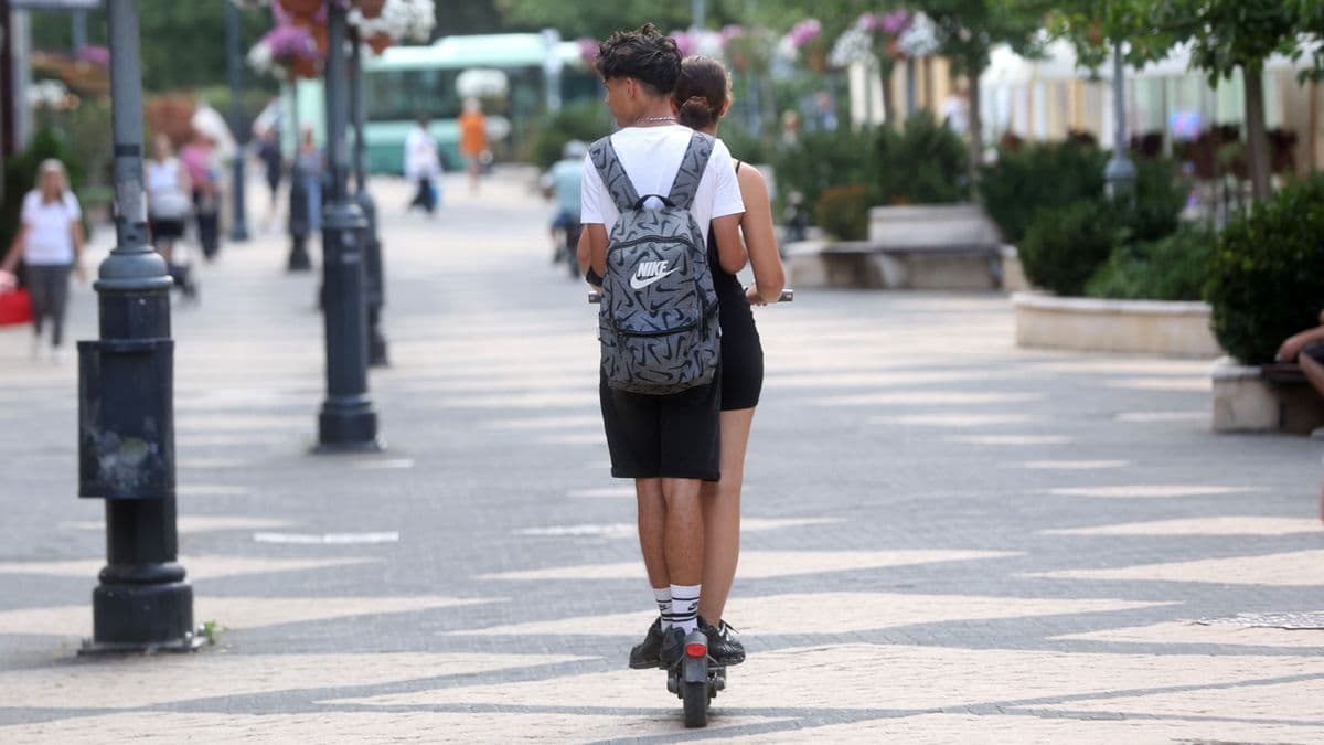 Tilos rollerezni Kaposvár belvárosában... csak ez úgy látszik, a lőtéri kutyát se érdekli