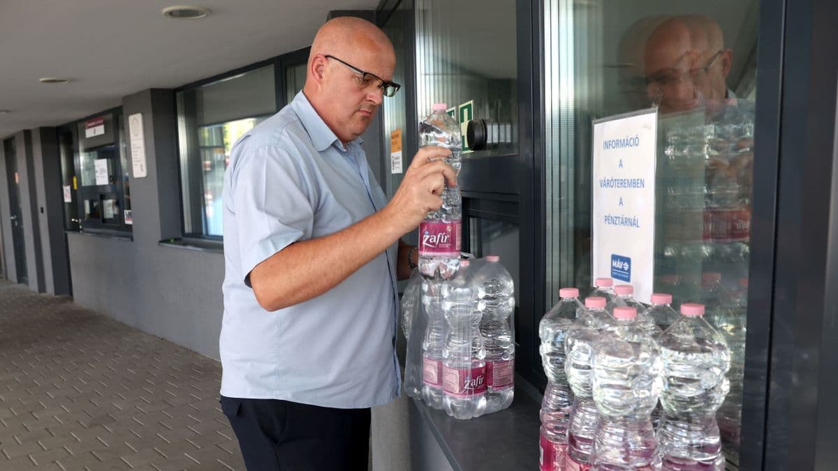 Akkora a hőség, hogy vizet osztanak ezeken a vasútállomásokon