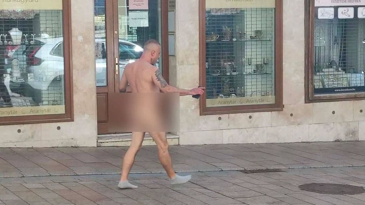 Felöltözni sem volt ideje: meztelenül sétált egy férfi a belváros közepén – fotó