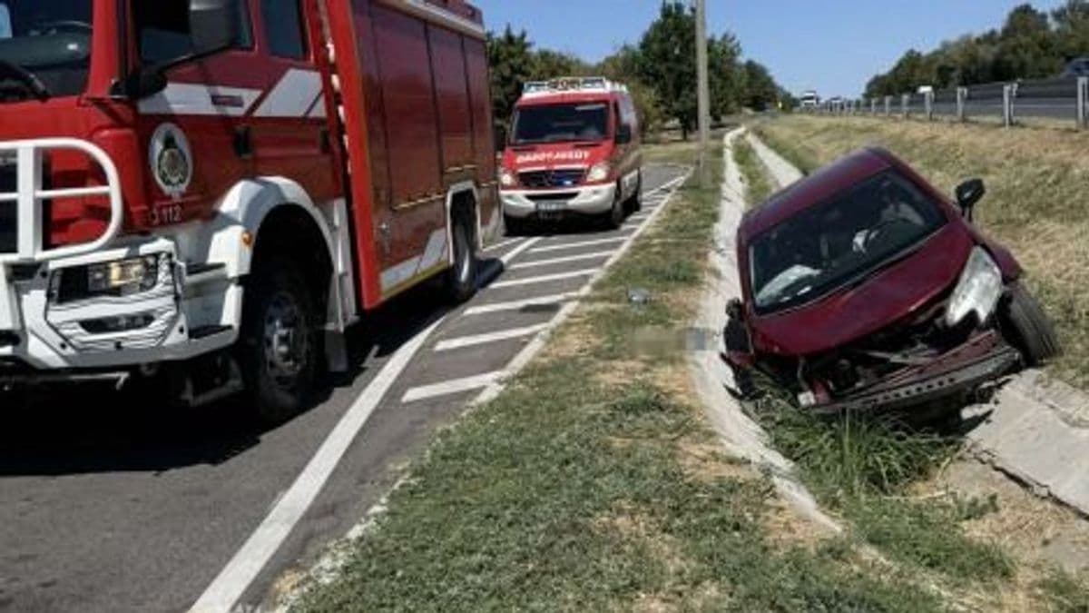 Ketten megsérültek, amikor árokba rohant az autó Siófoknál