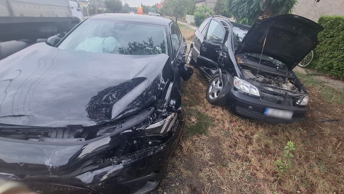 Csúnyán belerohant a parkoló autóba egy másik Kadarkúton
