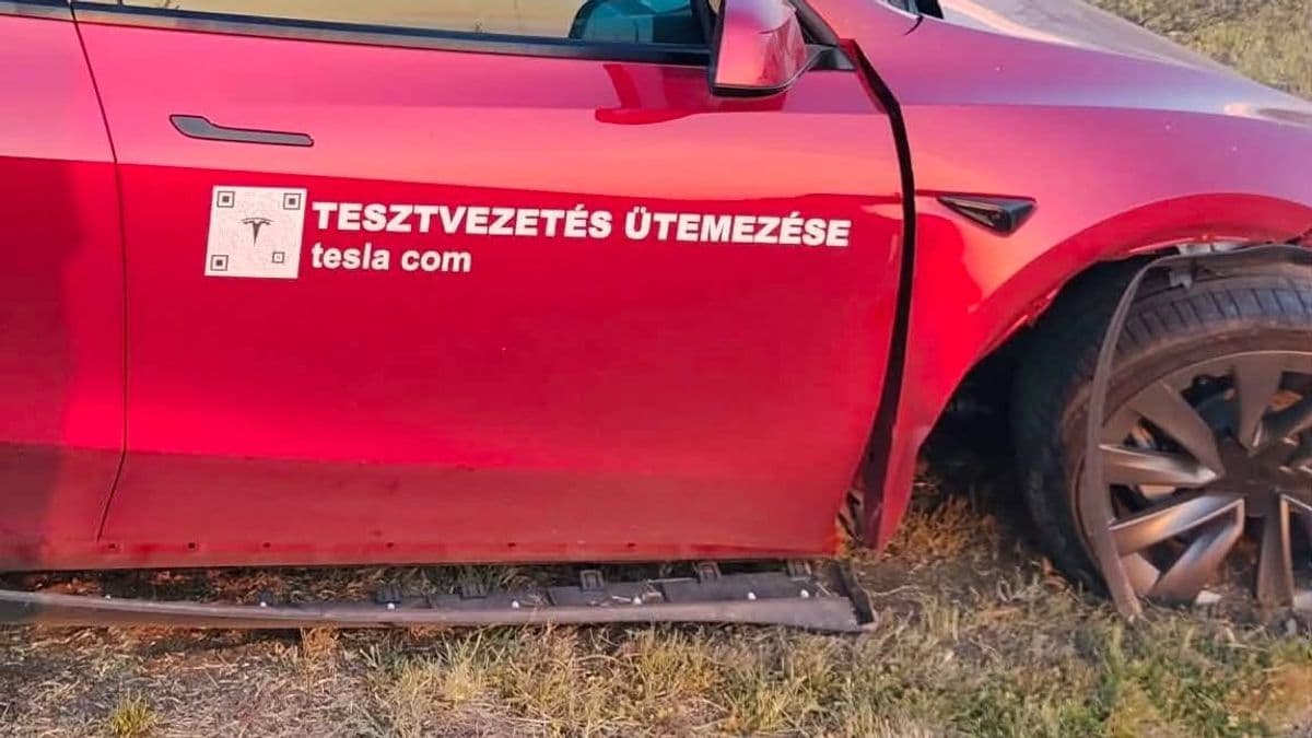 Eldurvult a próbaút Siófokon: 21 éves sofőr törte rommá az 500 lóerős teszt-Teslát