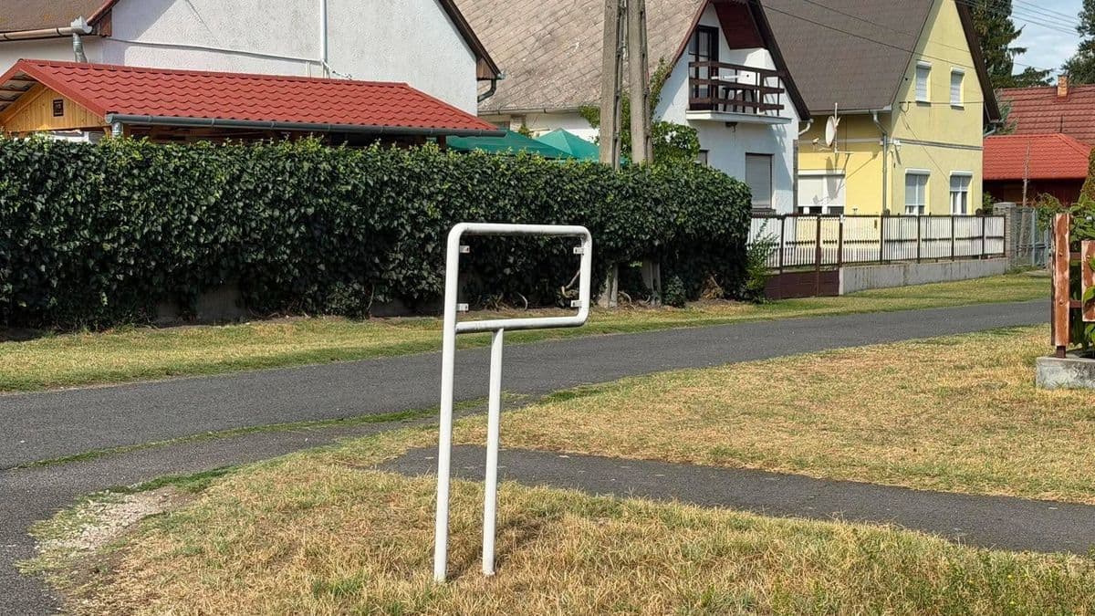 Tömegesen eltűntek az egyedi utcatáblák Balatonfenyvesen, feljelentést tesz az önkormányzat