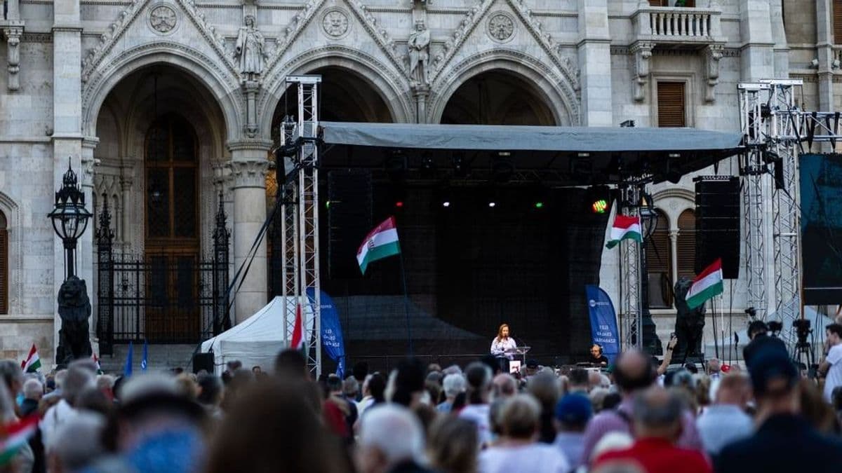Éles üzeneteket küldtek Magyar Péternek a Kossuth térről–videóval