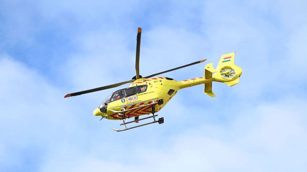 Mentőhelikopter szállt le a 82-es főúton: három autó karambolozott