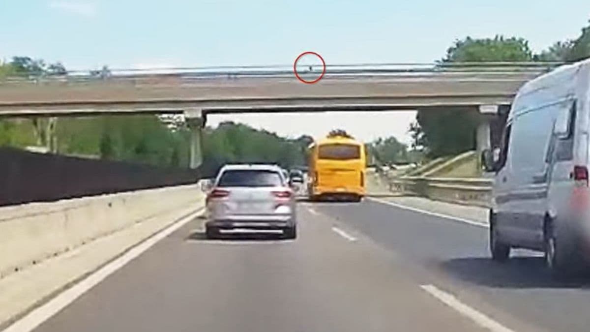 Súlyzót dobtak a száguldó autók közé az M3-as autópályán - videó