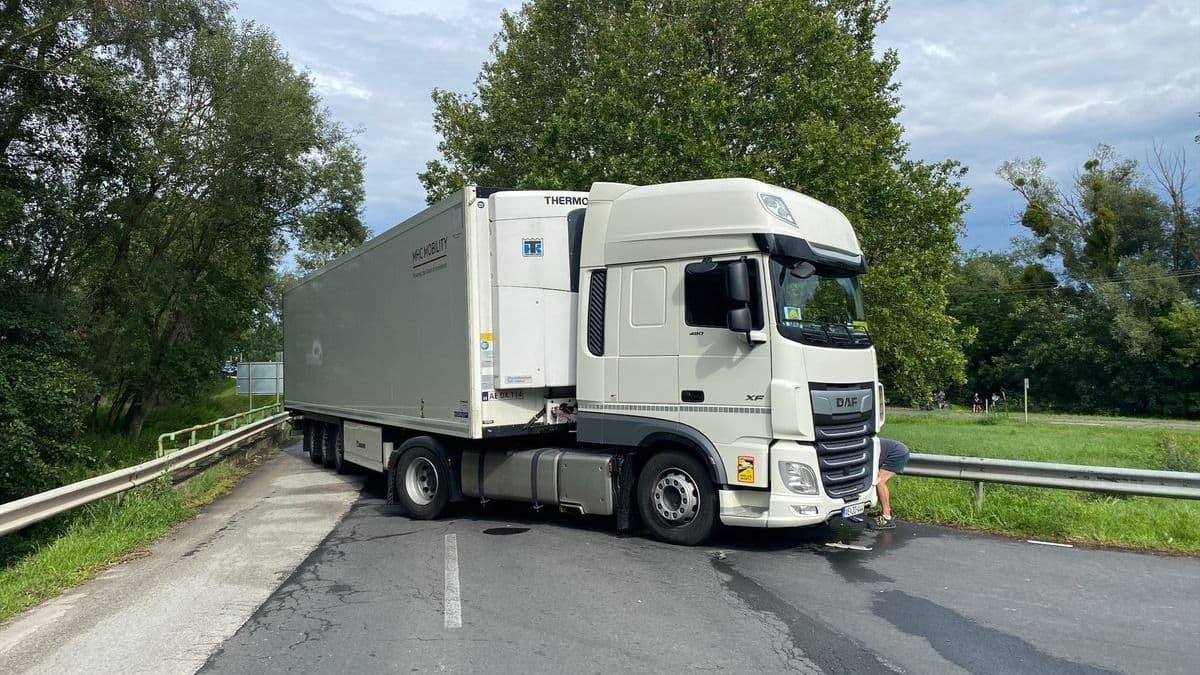 Kamion és több autó karambolozott a 76-oson, teljesen leállt a forgalom