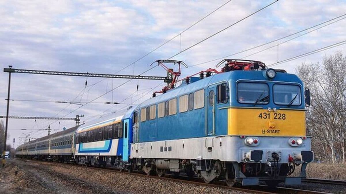Rendkívüli közlekedési helyzet: vonatpótló busz szállítja az utasokat a celldömölki vonat helyett