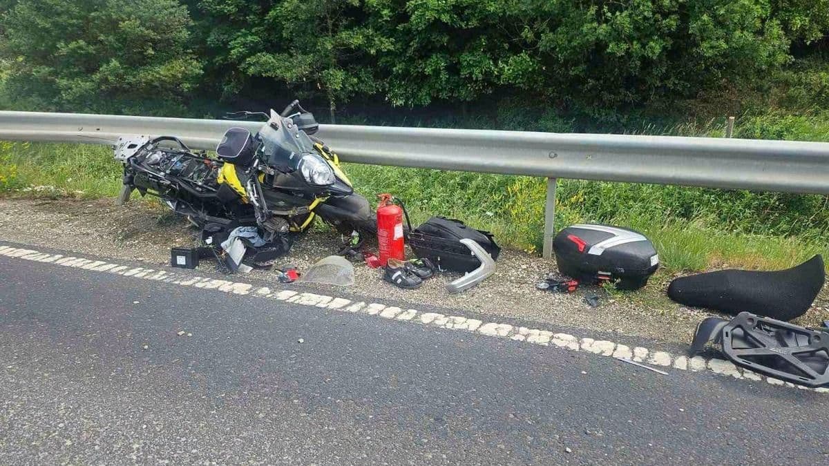 Motorosbaleset történt, félpályán lezárták a forgalmas főutat