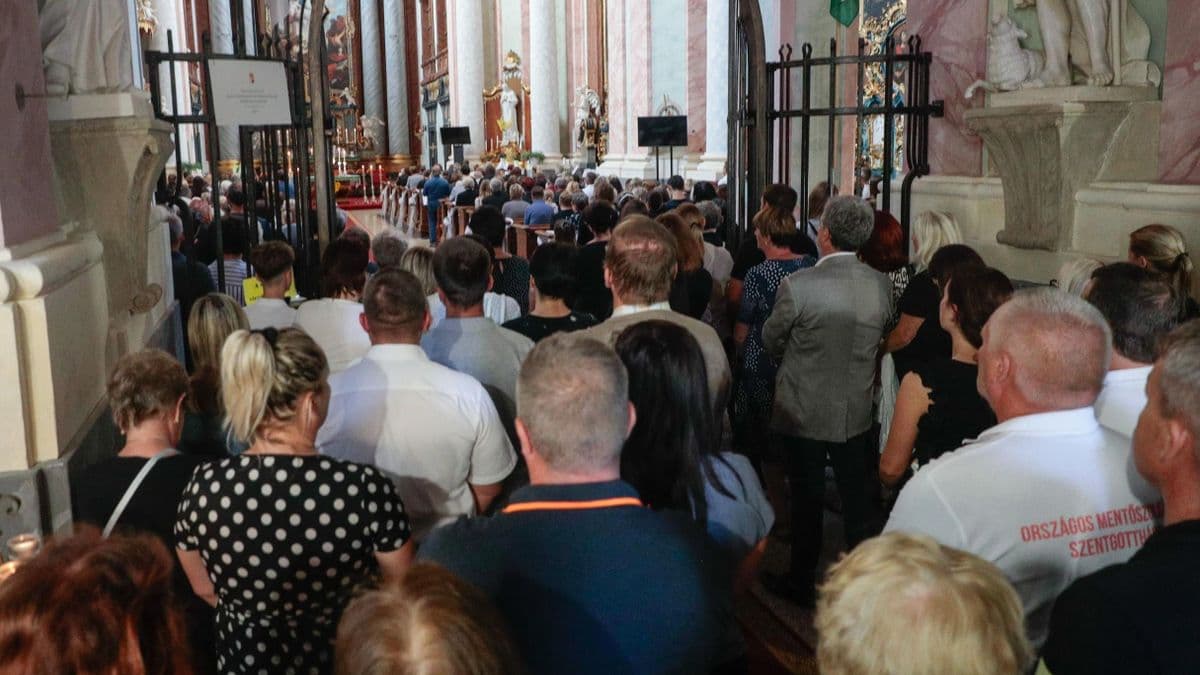 Több százan imádkoztak a tragikus balesetben elhunyt szülők lelki üdvéért
